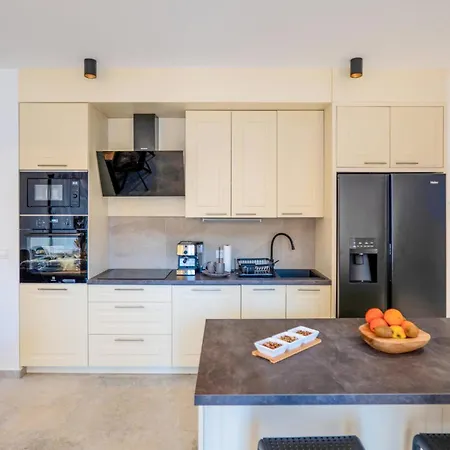 5 Bedroom Beautiful In Zaton Holiday home