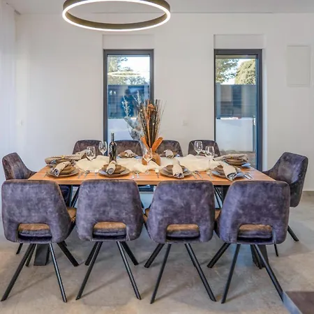 5 Bedroom Beautiful In Zaton