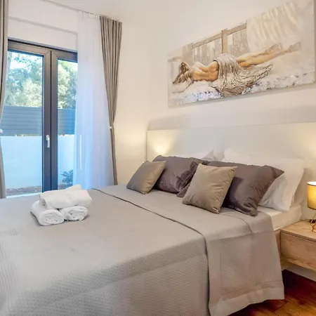 Holiday home 5 Bedroom Beautiful In Zaton