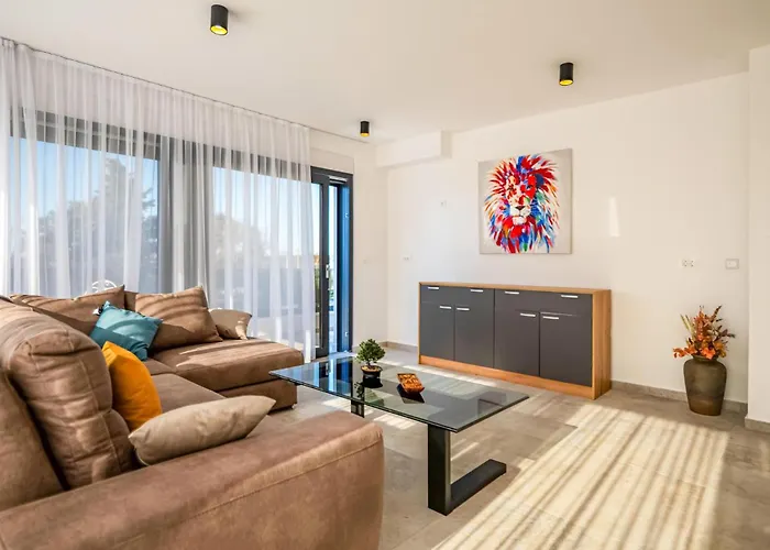 Дом отдыха 5 Bedroom Beautiful In Затон
