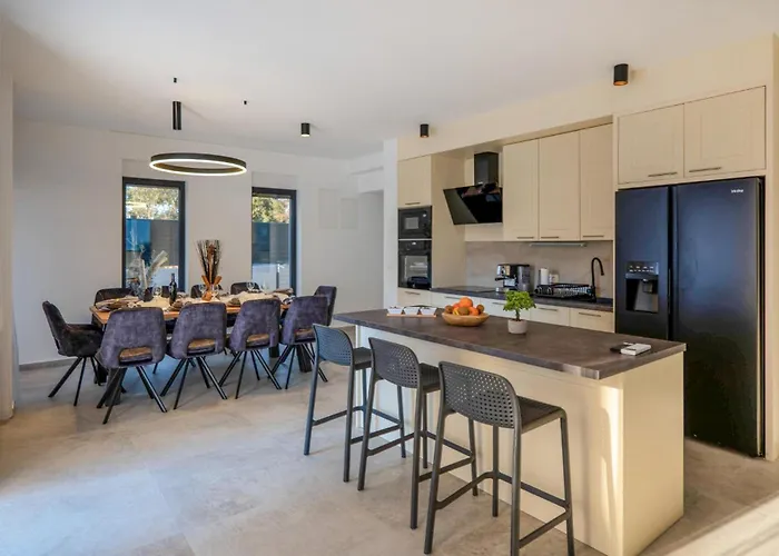 5 Bedroom Beautiful In Затон